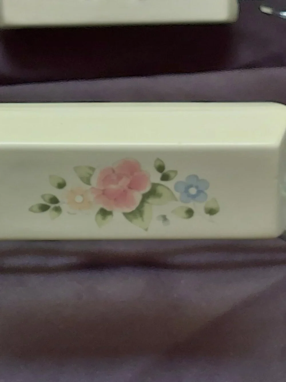 Pfaltzgraff Tea Rose Steel Adjustable Accordion Casserole Holder